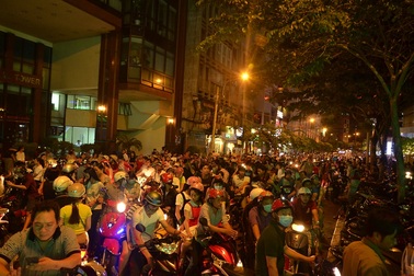 Nô nức xuống đường đón chào năm mới 2016