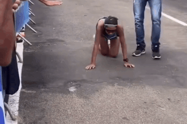 VĐV điền kinh "bò về đích" bằng cả tính mạng, khiến người xem nể phục