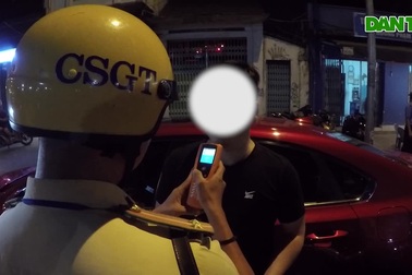 CSGT kiểm tra nồng độ cồn của người tham gia giao thông