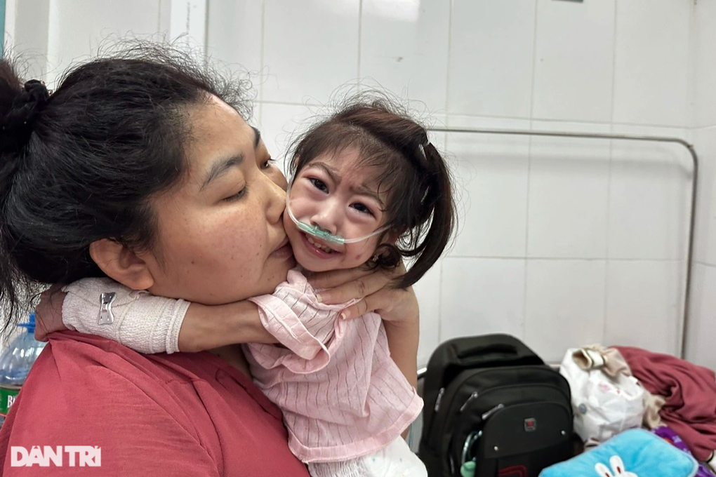 Con gái 3 tuổi bại não, gầy trơ xương và người mẹ nhiều lần thất hứa - 2 Con gái 3 tuổi bại não, gầy trơ xương và người mẹ nhiều lần thất hứa - 2