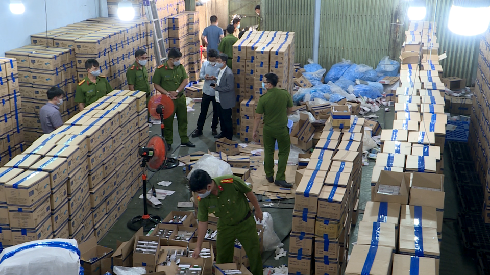 Cận cảnh hàng triệu găng tay y tế giả tại TPHCM - 11 Cận cảnh hàng triệu găng tay y tế giả tại TPHCM - 11