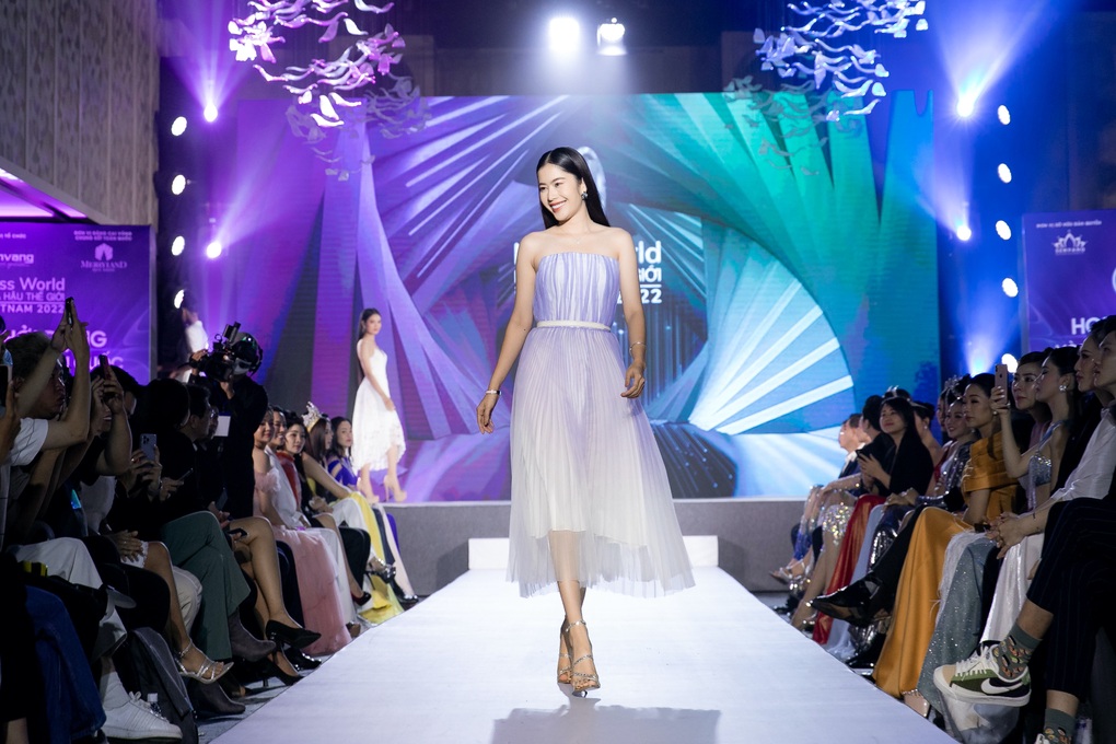 Nam Em catwalk tự tin sau tranh cãi eo kém thon tại Miss World Vietnam - 1 Nam Em catwalk tự tin sau tranh cãi eo kém thon tại Miss World Vietnam - 1