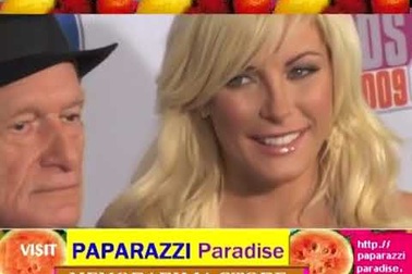 Ngài Hugh lịch lãm bên vợ