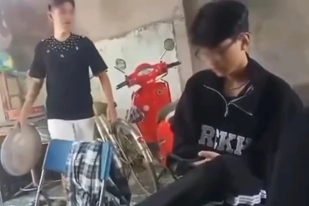Học sinh lớp 8 bị đấm tới tấp vào đầu, mặt trong quán nước - 1 Học sinh lớp 8 bị đấm tới tấp vào đầu, mặt trong quán nước - 1