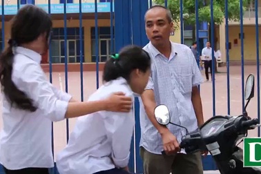 Nữ sinh cõng bạn leo 5 tầng thang bộ lên phòng thi