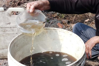 Vụ hàng nghìn lít dầu rò rỉ ra môi trường: Người dân mang can ra múc