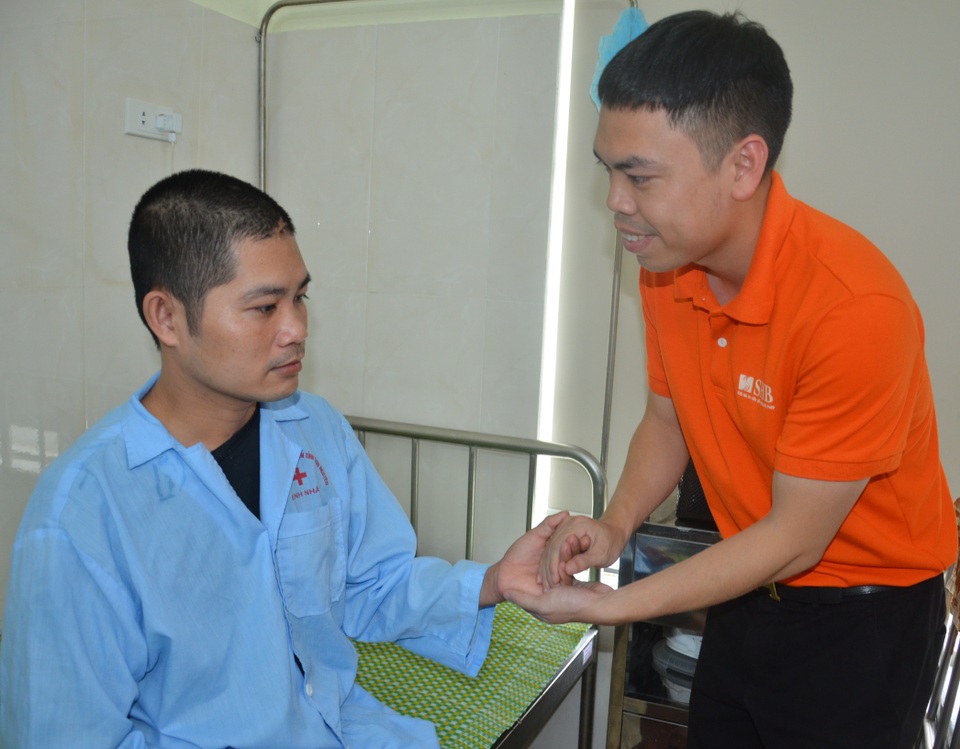 Bạn đọc Dân trí tiếp tục giúp đỡ người đàn ông vỡ hộp sọ nằm liệt giường - 2 Bạn đọc Dân trí tiếp tục giúp đỡ người đàn ông vỡ hộp sọ nằm liệt giường - 2