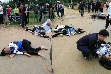 Va chạm với xe biển xanh, 3 nữ sinh bị thương nặng