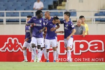 Chơi với 10 người, Hà Nội vẫn thắng dễ Hải Phòng