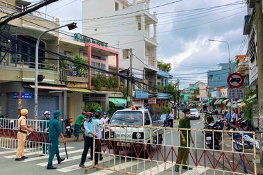 Bác sĩ ung bướu mắc Covid-19 có khả năng lây ra cộng đồng như thế nào?