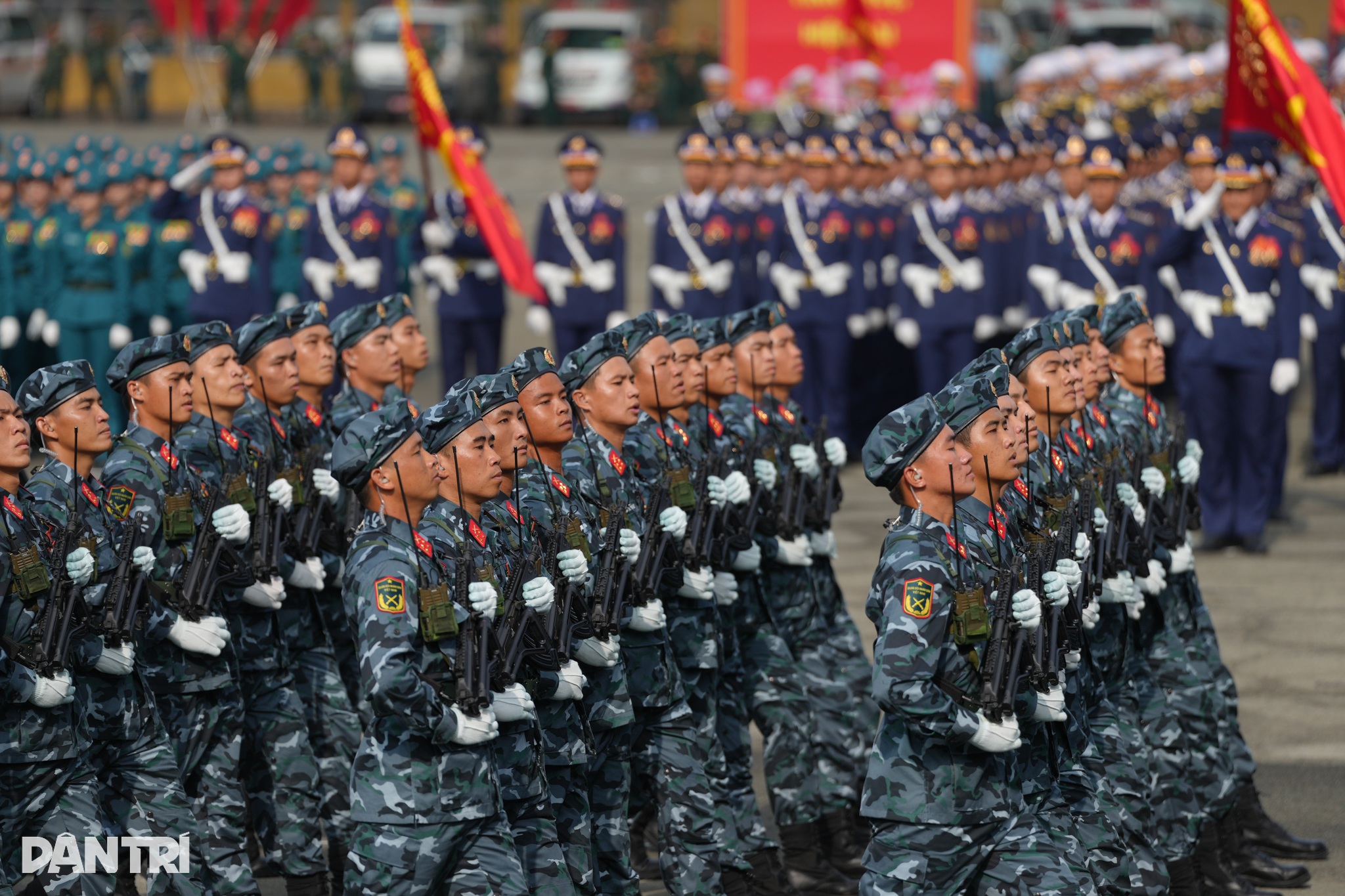 View - 36 khối diễu binh lần đầu tham gia hợp luyện cho lễ 30/4 ở TPHCM | Báo Dân trí
