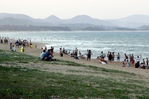 Giữa lệnh cấm tụ tập, hàng ngàn người Phú Yên vẫn tràn xuống biển