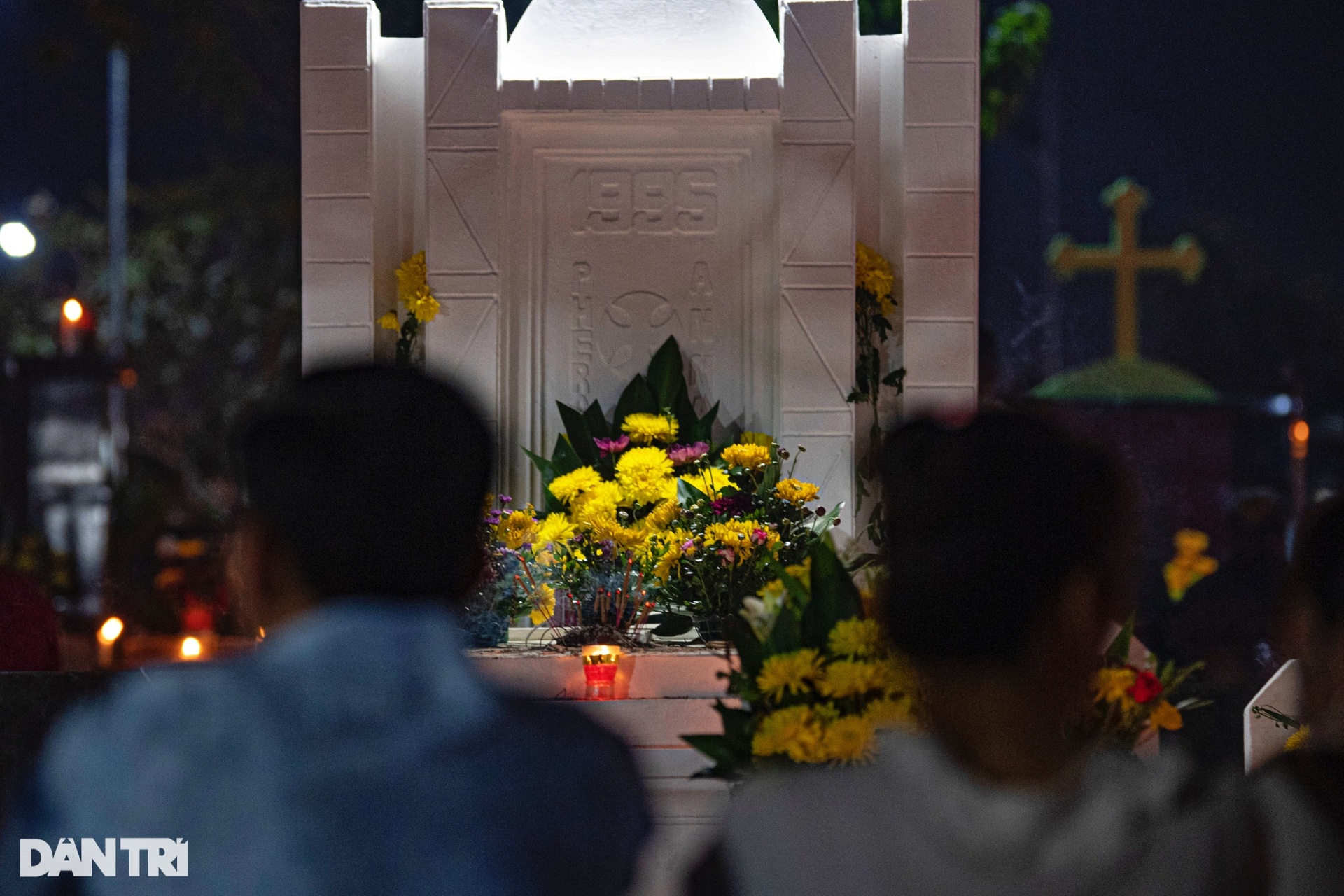 Bà con giáo dân thắp sáng hàng chục nghìn ngọn nến cầu nguyện cho người đã khuất - 4