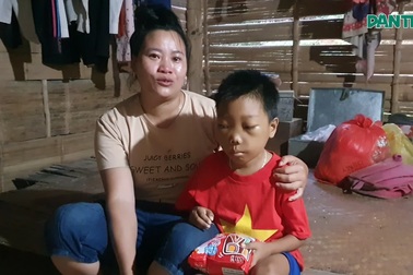 Mẹ đơn thân kiệt sức cứu con mắc bệnh hiểm nghèo