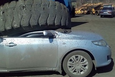 Lốp xe tải phát nổ đè bẹp xe con