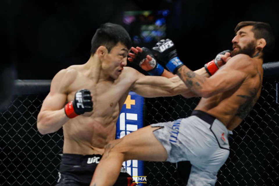 Tung ra cú đấm “sấm sét”, võ sĩ Mông Cổ khiến đối thủ gục ngã - 1 Tung ra cú đấm “sấm sét”, võ sĩ Mông Cổ khiến đối thủ gục ngã - 1