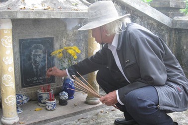 Ngày Thơ thăm mộ thi nhân