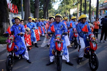 100 cặp đôi rạng ngời trong ngày cưới tập thể nhân lễ Quốc khánh