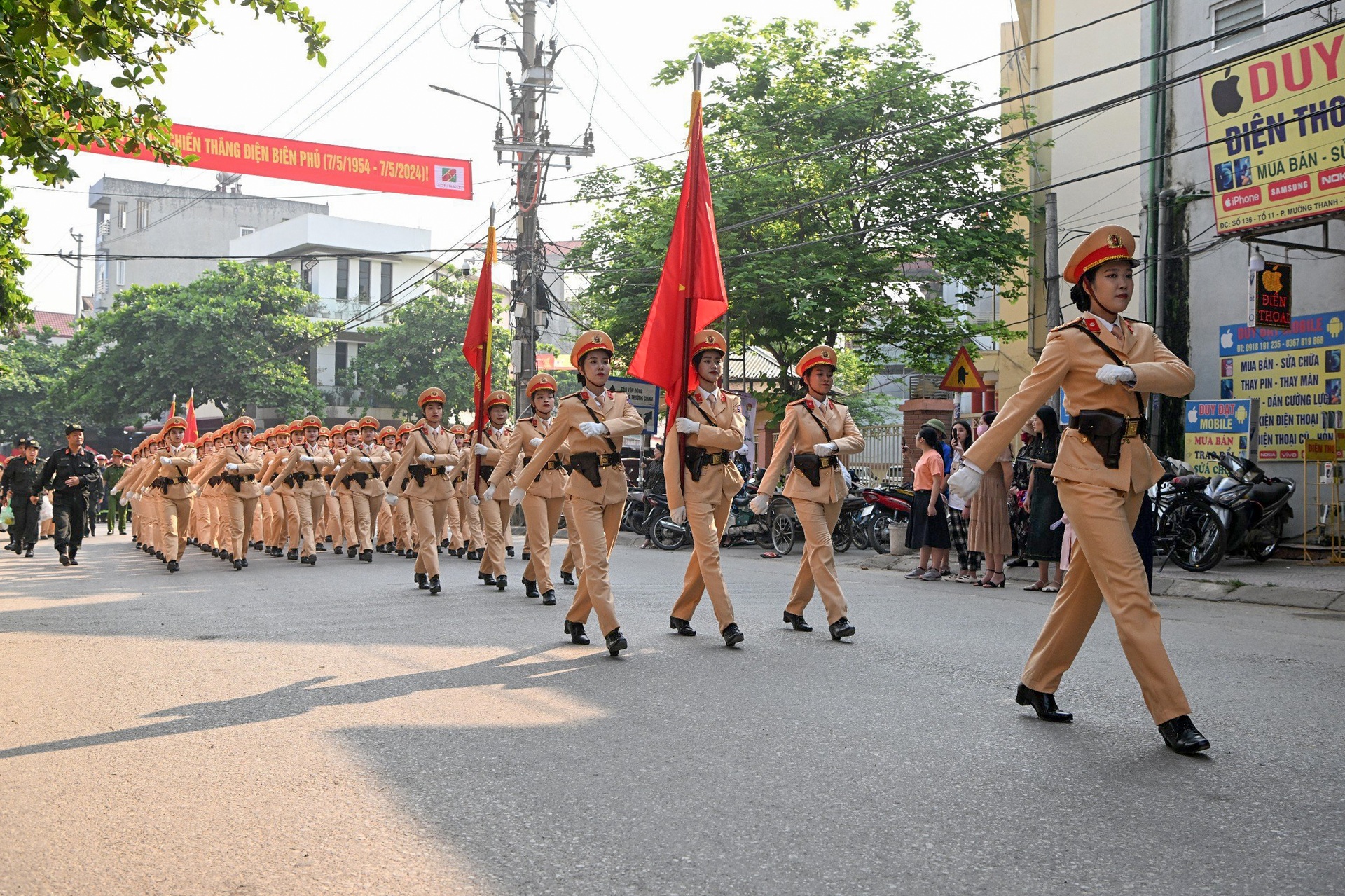 Người dân ngồi chật kín SVĐ Điện Biên xem hợp luyện diễu binh, diễu hành - 18 Người dân ngồi chật kín SVĐ Điện Biên xem hợp luyện diễu binh, diễu hành - 18