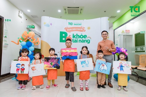 Khám dinh dưỡng và dạy vẽ miễn phí cho trẻ ở Hà Nội