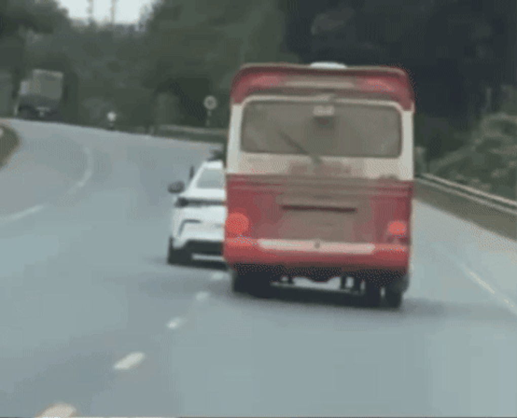 Chạy xe quá tốc độ, đâm hỏng ô tô CSGT - 1 Chạy xe quá tốc độ, đâm hỏng ô tô CSGT - 1