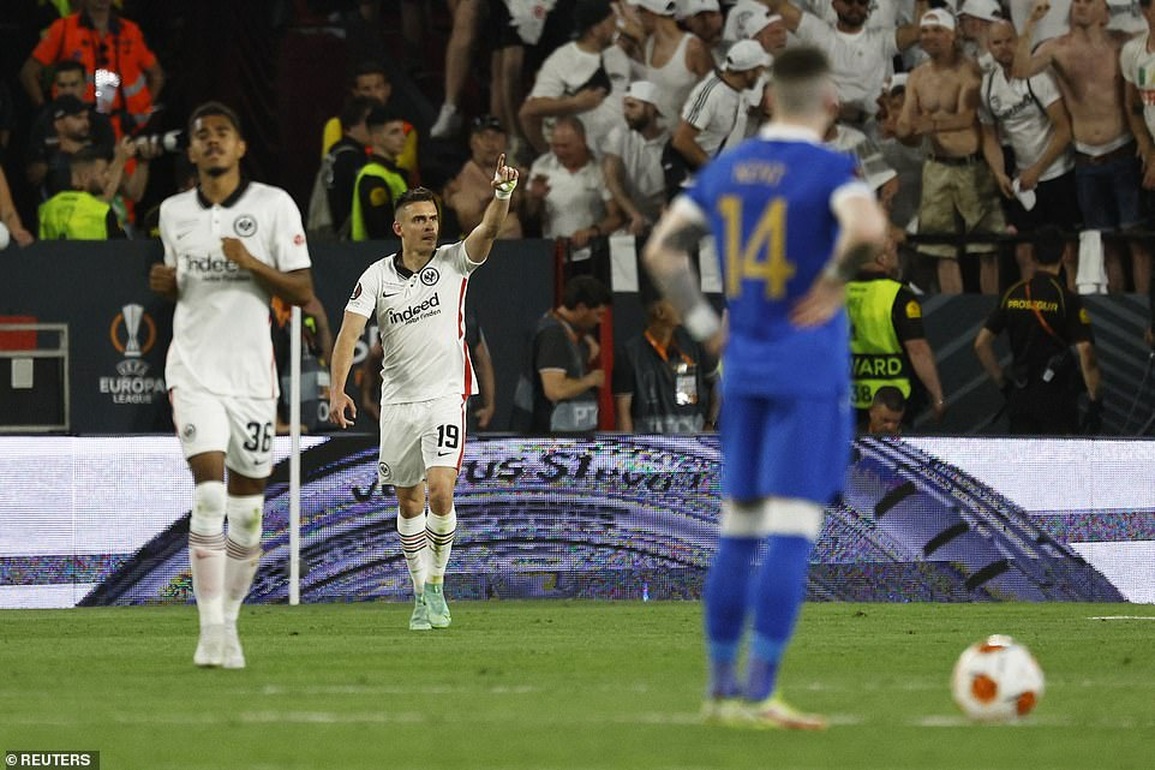 Đánh bại Rangers trên loạt đấu súng, Frankfurt vô địch Europa League - 7 Đánh bại Rangers trên loạt đấu súng, Frankfurt vô địch Europa League - 7