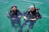 Hai người phụ nữ ngâm mình gieo mầm sống dưới đáy đại dương