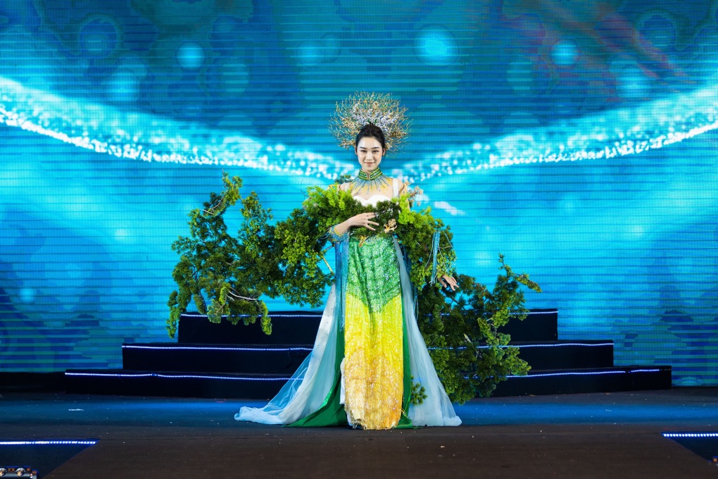 Ngắm trang phục dân tộc độc đáo được các mẫu nhí trình diễn tự tin - 4 Ngắm trang phục dân tộc độc đáo được các mẫu nhí trình diễn tự tin - 4