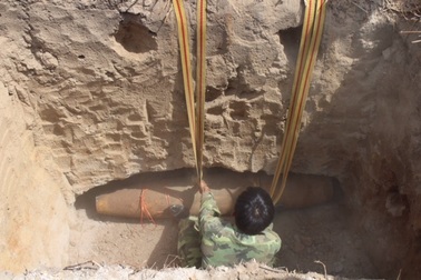 Mang quả bom nặng hơn 200kg còn nguyên kíp nổ đi… bán sắt vụn