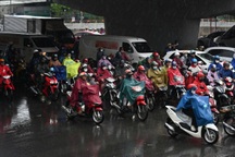 TPHCM mưa dông từ sáng sớm, cảnh báo ngập và gió giật mạnh