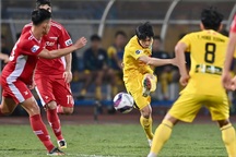 HLV Kiatisuk tiết lộ "chiêu" giúp Công Phượng ghi bàn