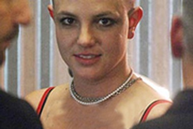 Britney Spears cạo trọc đầu!