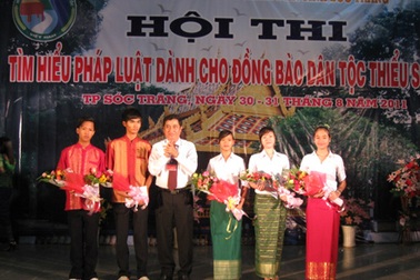 Ủy ban Dân tộc trao học bổng cho học sinh Trường DTNT Huỳnh Cương