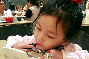 Khoảnh khắc lem nhem son phấn của nhóc tì nhà Ốc Thanh Vân