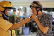 Tài xế uống 6 lon bia bị CSGT phạt 7 triệu đồng nói "quá xui"