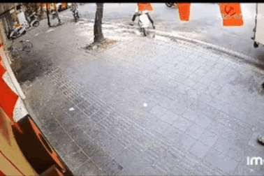 Nữ tài xế ô tô tông liên hoàn 10 xe máy trên phố Hà Nội