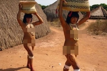 Bộ lạc kỳ lạ không có thói quen mặc quần áo