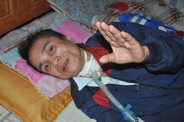 Người phụ nữ bị vỡ mạch máu não, dân làng cầu xin cho chị đi viện