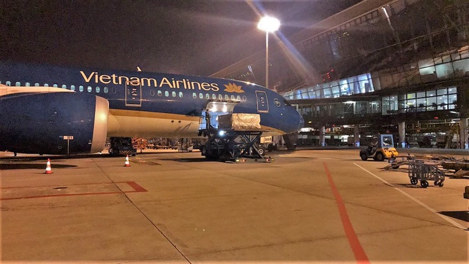 Phương án chở vài thiều bằng đường không được Vietnam Airlines thực hiện với tàu thân rộng Boeing 787 và Airbus A350.