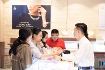 Nhiều khách hàng mua vàng sớm trước ngày vía Thần Tài