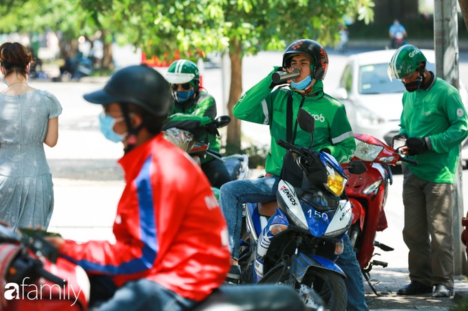 Người lao động tại Hà Nội vất vả tìm mọi nơi, thử mọi cách để trốn cái nắng cao điểm nhất mùa Hè - Ảnh 1.