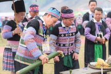 Người Mông dựng cây nêu, dâng lễ tạ ơn cầu may mắn trong lễ Gầu Tào