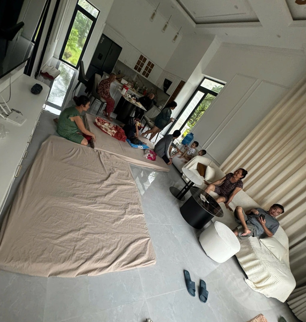 Cô gái Gia Lai mở cửa nhà mới xây đón bà con đến trú bão số 13 - 2 Cô gái Gia Lai mở cửa nhà mới xây đón bà con đến trú bão số 13 - 2