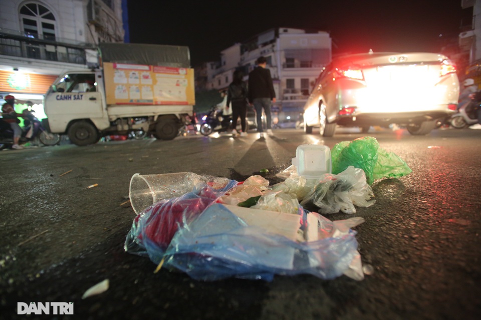 Khu vực hồ Gươm ngập trong biển rác sau đêm Giáng sinh - 6 Khu vực hồ Gươm ngập trong biển rác sau đêm Giáng sinh - 6