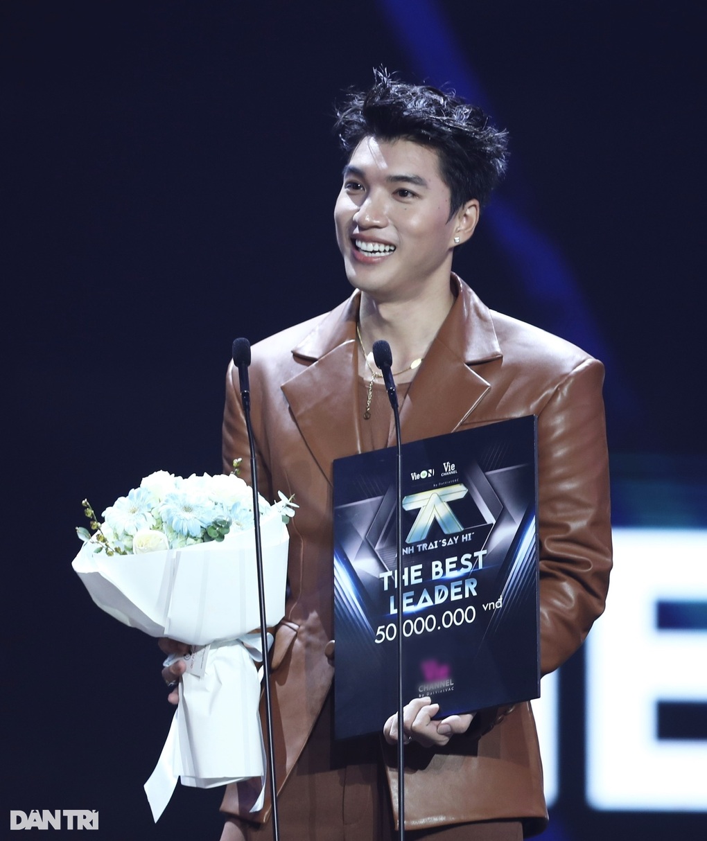 Rapper HIEUTHUHAI: Ngủ gật cũng gây sốt, vẫn được bố xem là bé bỏng - 7 Rapper HIEUTHUHAI: Ngủ gật cũng gây sốt, vẫn được bố xem là bé bỏng - 7