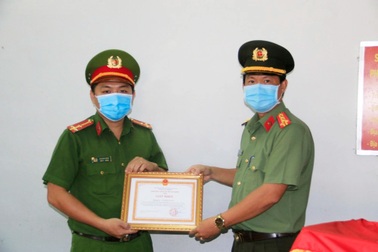 Khen thưởng thượng úy công an đưa thai phụ mang song thai đi sinh