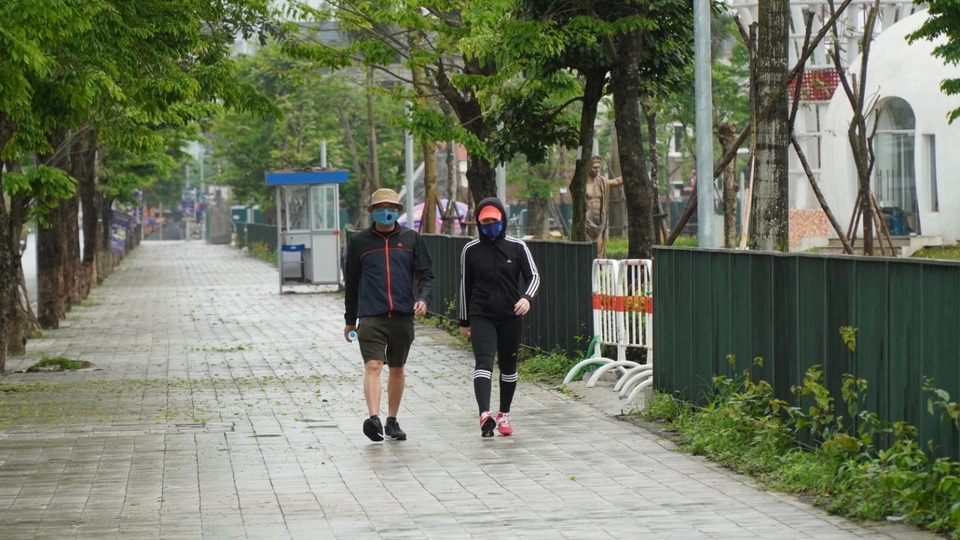 Hà Nội khác lạ trong những ngày xử phạt người vi phạm lệnh hạn chế ra đường - 7 Hà Nội khác lạ trong những ngày xử phạt người vi phạm lệnh hạn chế ra đường - 7
