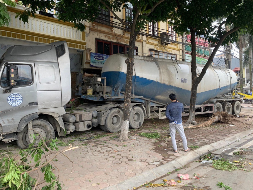 Hà Nội: Xe bồn càn quét vỉa hè - 3 Hà Nội: Xe bồn càn quét vỉa hè - 3