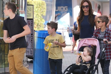 Victoria Beckham đưa bốn con cưng dạo phố