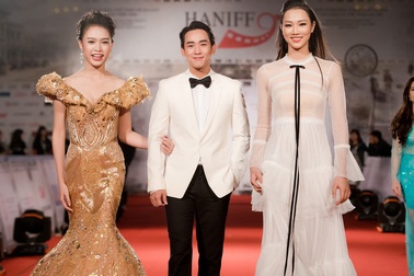 Hứa Vĩ Văn tình tứ khoác tay hai người đẹp trên thảm đỏ LHP